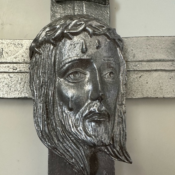 Christ crucified while angels witness - Picture 2 of 5